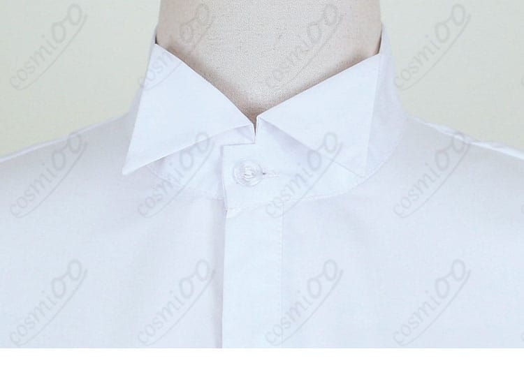 襟元全体のディテール。襟の角度とスカーフの重なり。