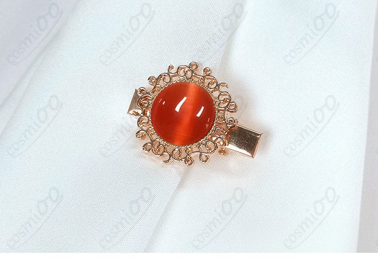 首元のリボン／スカーフ装飾の結び目ディテール