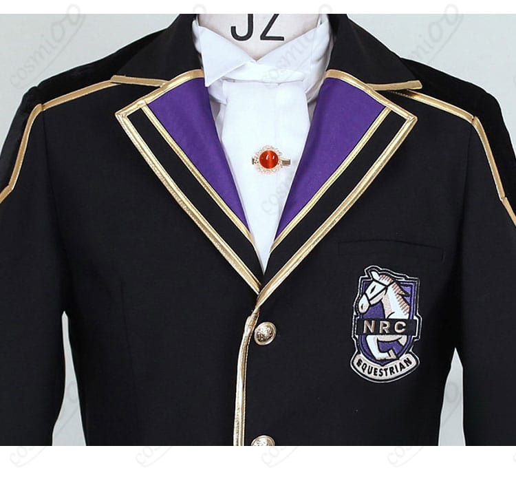 襟元の装飾とスカーフの結び位置のディテール