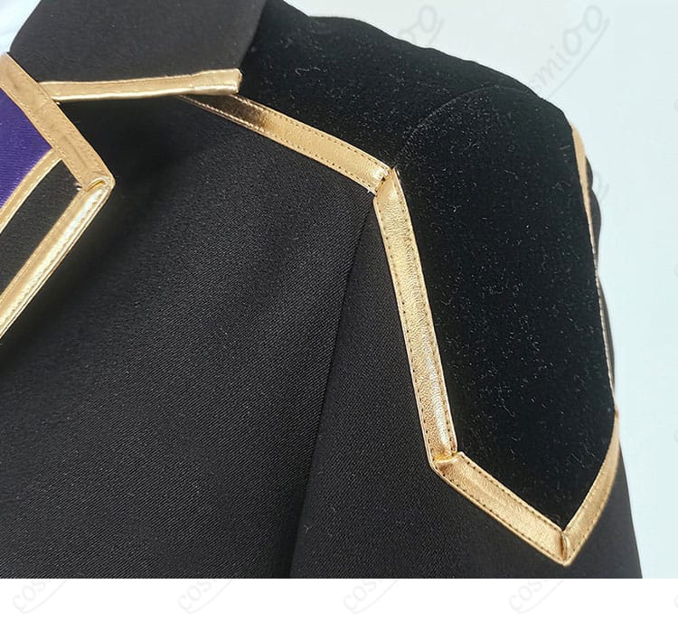 肩から袖にかけての切り替えと飾りの近接