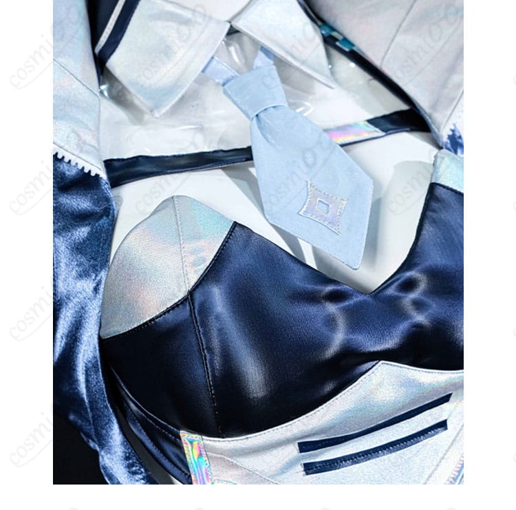 トップスの襟元と装飾ディテールの接写