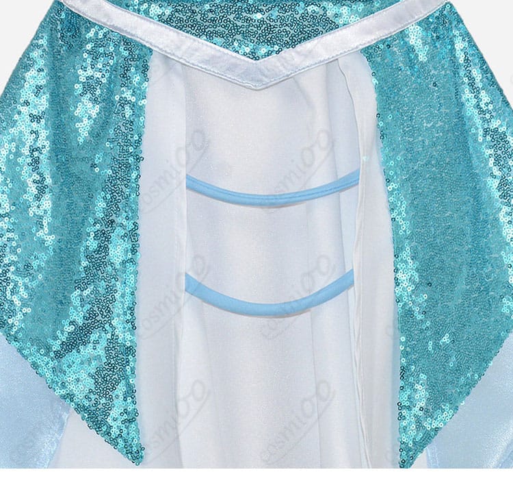 スカート背面裾の装飾ディテール（切り替えラインとフレア）