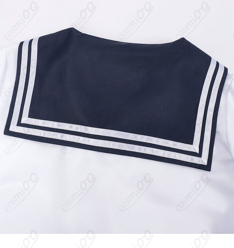 背面ショルダー周りの装飾ディテールと落ち感