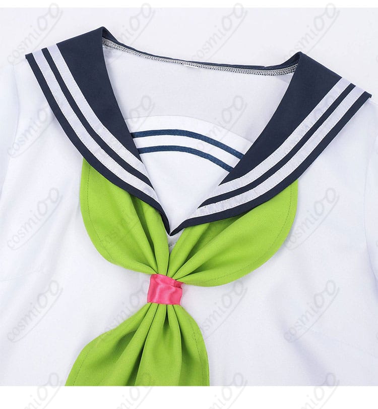 制服の襟元装飾ディテール（襟フチと飾りの近接）