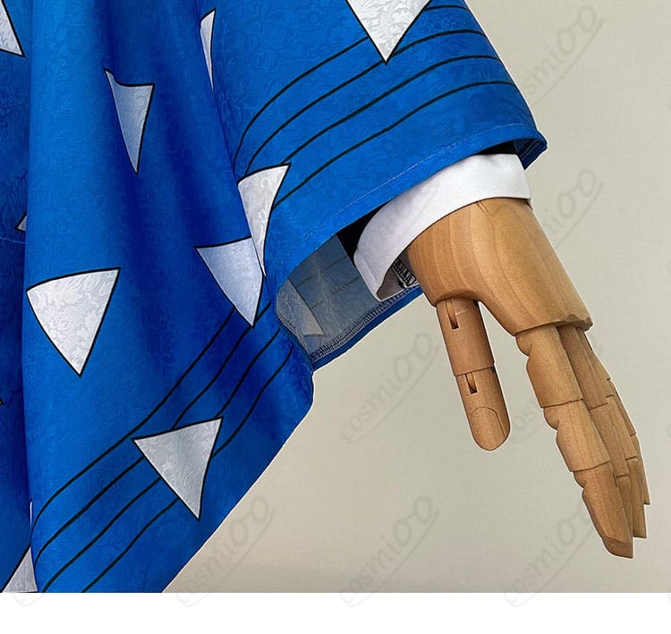 袖口の装飾とカフ部分の縫製ディテール