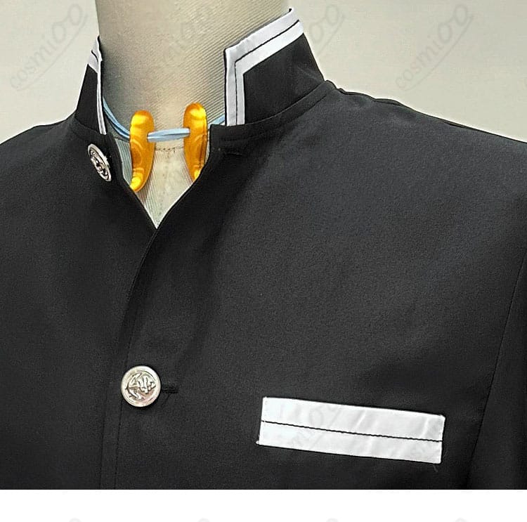 襟元と首飾りの装飾ディテールが分かるクローズアップ