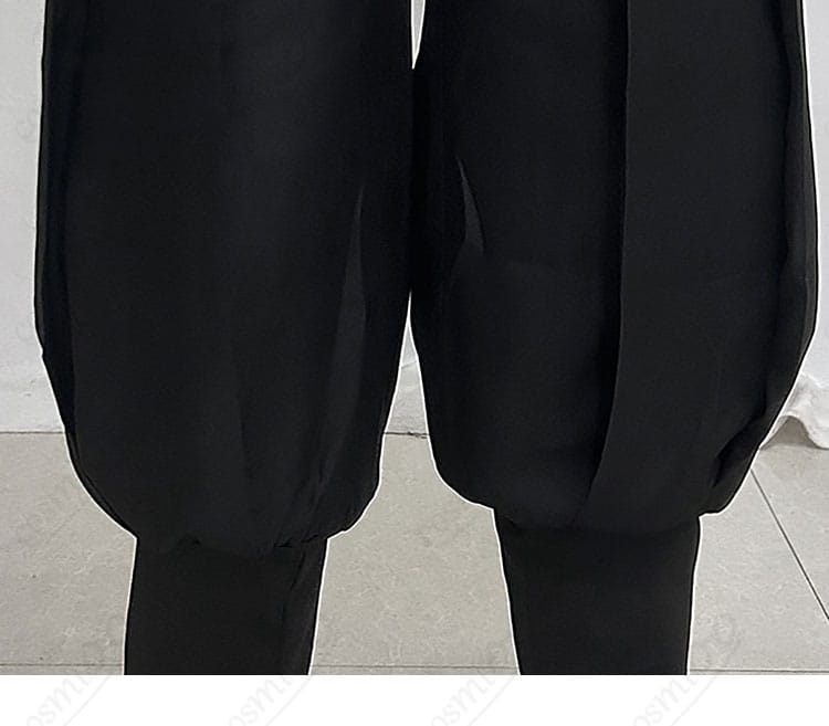 脚絆(レッグカバー)と裾のデザインを捉えたディテール