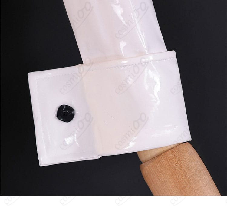 袖口周りの装飾ディテール。生地の艶と縁取りの仕上がりを表示