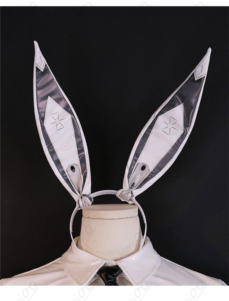 うさ耳カチューシャのディテール。土台の質感と装着角度を確認できる