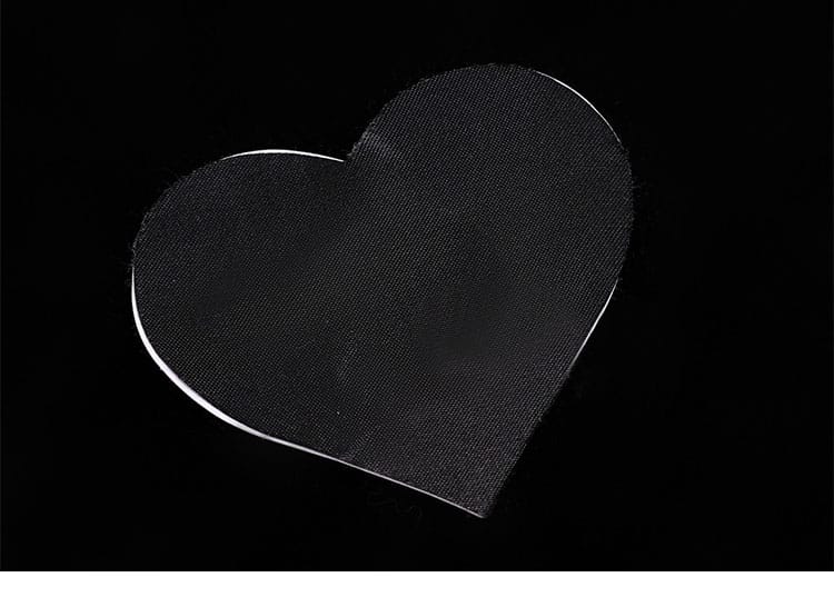 ハートモチーフのアクセサリーディテール。カラーと表面処理の質感