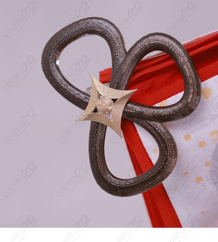 小物アクセサリーの近接ショット（花・葉モチーフ）