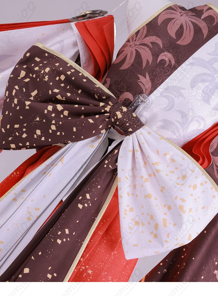 背面裾の装飾配置とドレープの見え方