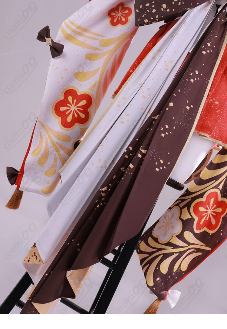 裾周りの装飾ラインと刺繍風意匠