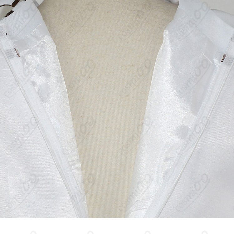 背面ファスナーの仕様と縫製アップ。着脱しやすい設計とステッチラインを示す写真。