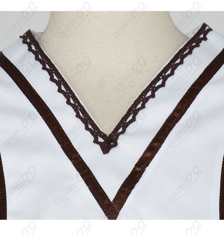 襟元装飾のディテール。ライン幅やモチーフ配置を再現した高発色トリムが見えるクローズアップ。