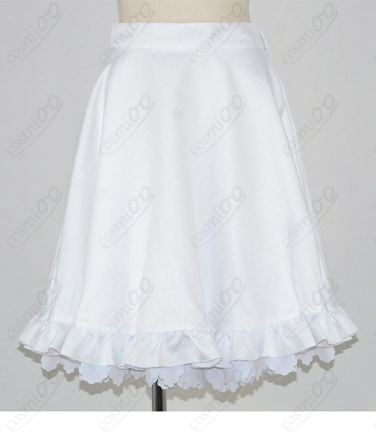 スカート装飾のディテール。裾のトリムとプリーツの立体感、装飾パーツの配置が分かる。