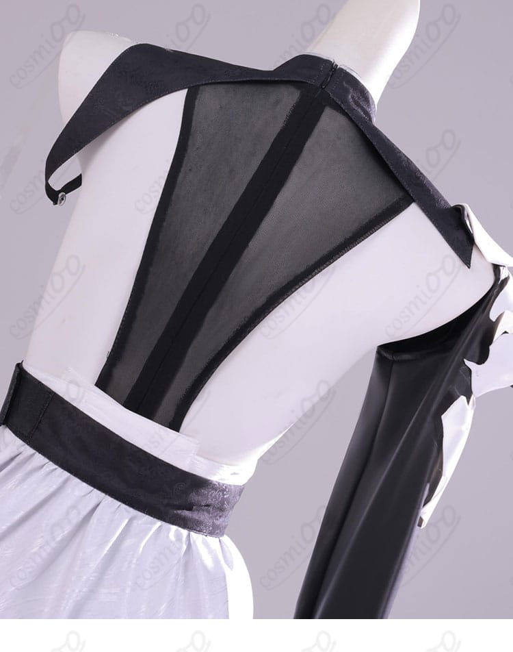 インナー背面の装飾ディテール。背中のライン取りと素材感を示す写真。