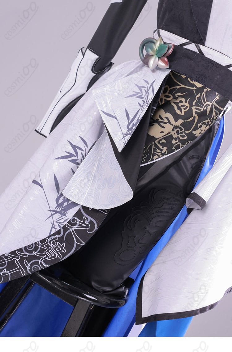 腰部装飾の近接。ベルト・タッセルの取り付け位置と安定感を示す写真。