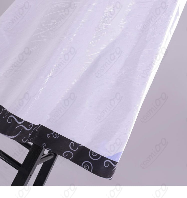 外套裾のストライプと文字装飾の近接。印字の鮮明さを確認できる画像。