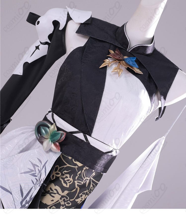 胸飾りと腰飾りの近接。固定方法と立体パーツの質感が分かるディテール画像。