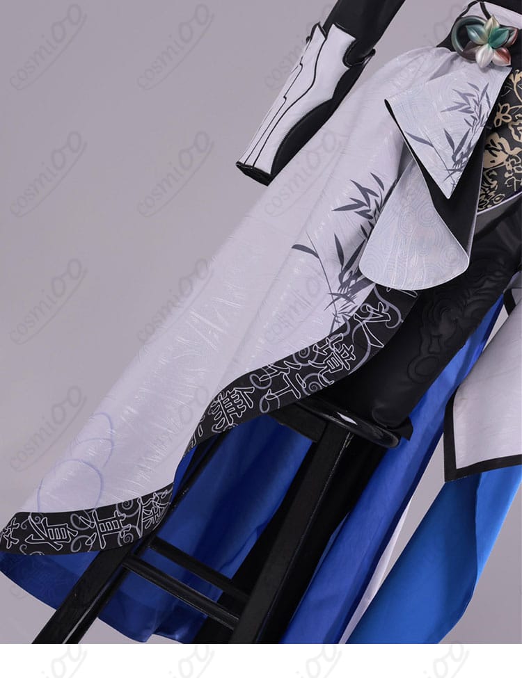 裾装飾の近接。ステッチワークと配色ラインの整合性を確認できる写真。