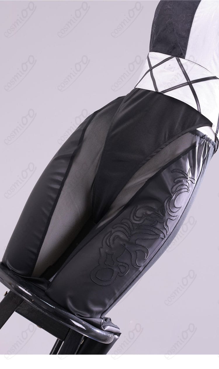 パンツ側面の文字装飾の近接。英字ロゴとサイドラインのレイアウトを確認。