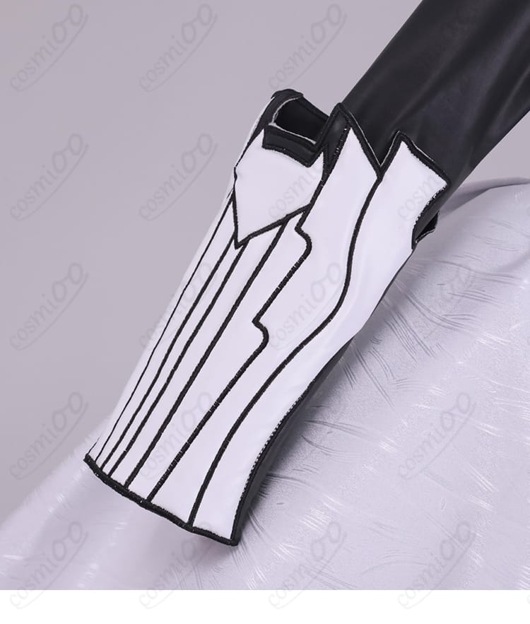 腕部装飾の近接。ベルトと金具の固定状態が分かるディテール画像。