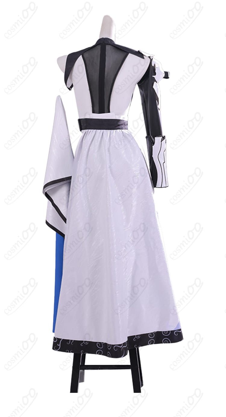 背面装飾のディテール。外套の背面ラインと意匠の再現度を示す写真。