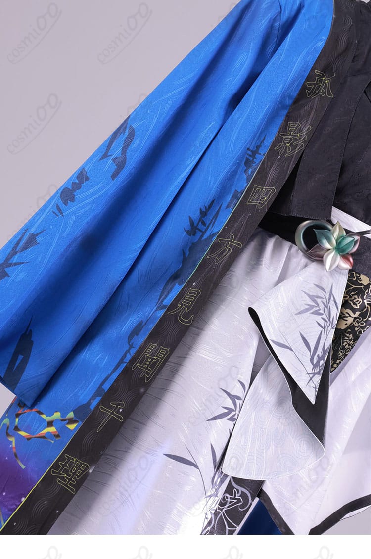 外套の前立て装飾。ボタンとテープの配置、文字装飾の整いを見せる近接図。