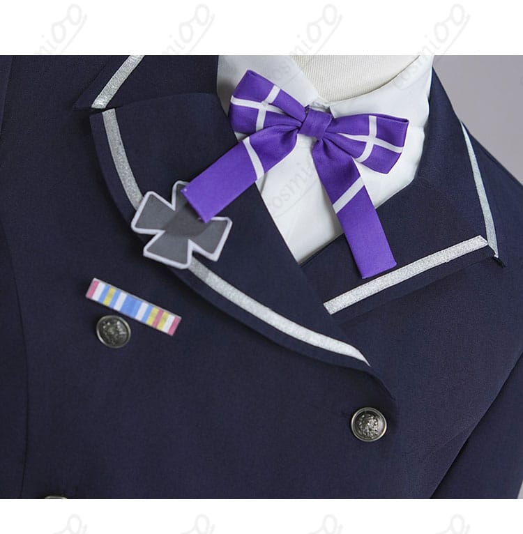 襟元と胸飾りのディテール。シャツの開きとリボンの質感が分かるクローズアップ