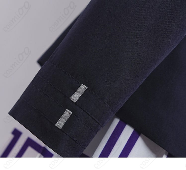 袖口と装飾のアップ。カフスの形状と縫製ステッチが見えるディテール画像