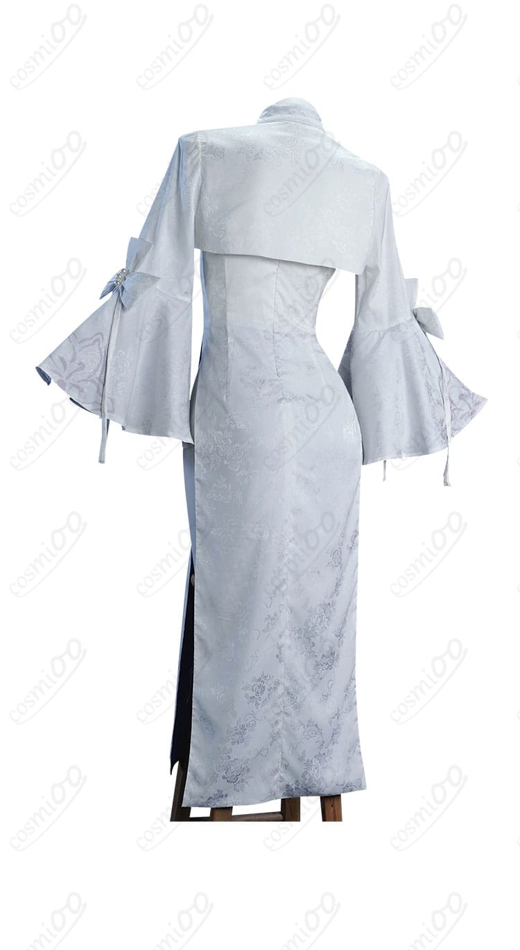 95式 グレースドレスの背面。コートのラインと後ろ姿のディテールを確認