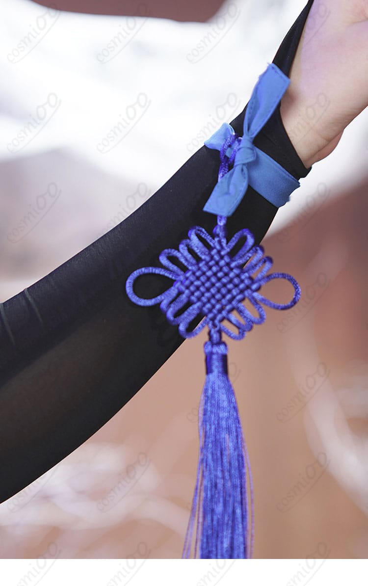 手首用アクセサリーのクローズアップ。手袋とのコーディネートが分かる