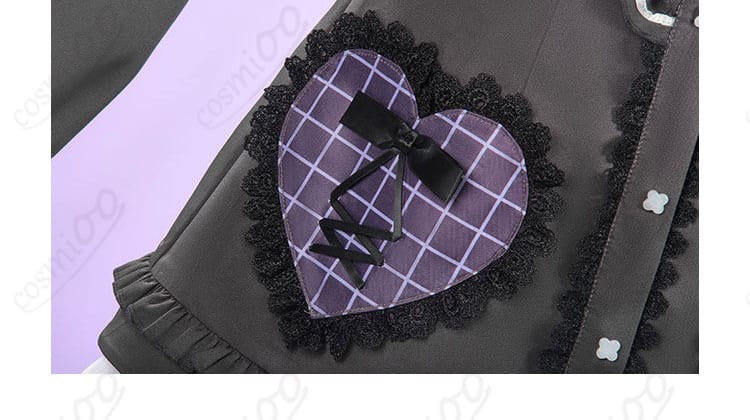 ハートモチーフ装飾の接写。光沢と縫い付けの仕上がりを確認。