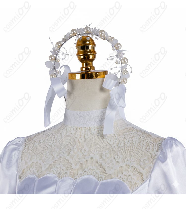 襟元とカチューシャの装飾ディテール。清楚な配色とヘッドアクセの質感が伝わるクローズアップ