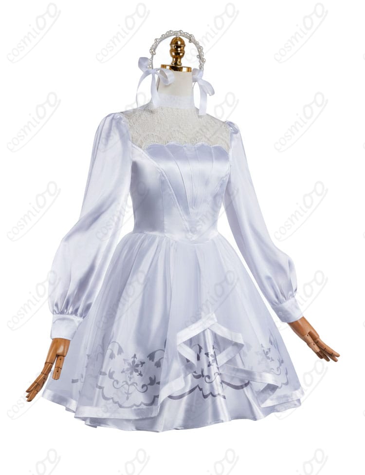 ワンピースのスカート装飾ディテール。雪祭りモチーフの装飾とステッチの仕上げが見えるクローズアップ