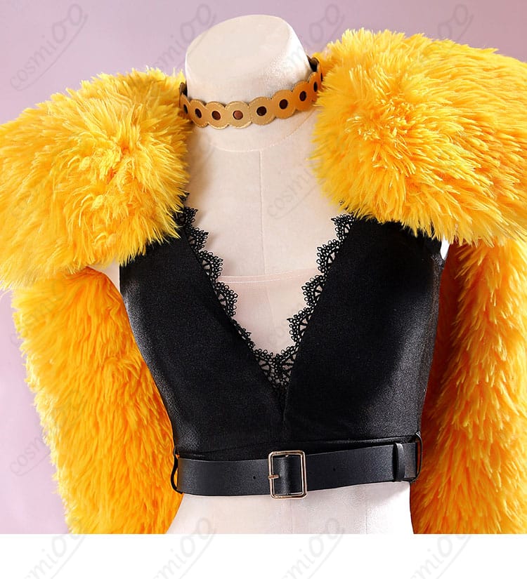 トップスの装飾ディテール。ニット生地の質感と縁取りのステッチ、金具の配置がわかる接写。