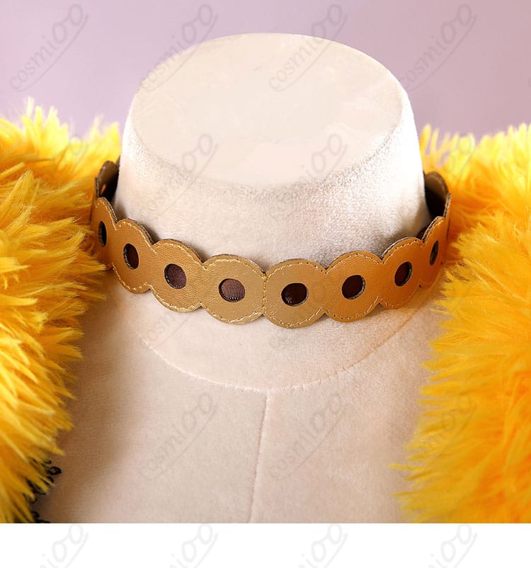 チョーカーと首元アクセのアップ。留め具とフェイクレザーの質感、肌当たりを示すディテール。