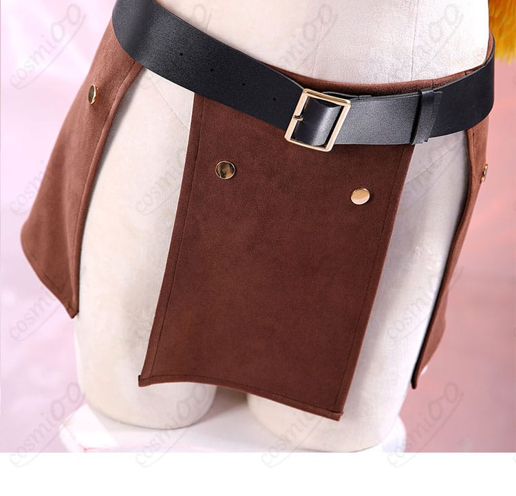 スカートとベルト周りの装飾ディテール。スエード調の質感とシルエットラインがわかる。