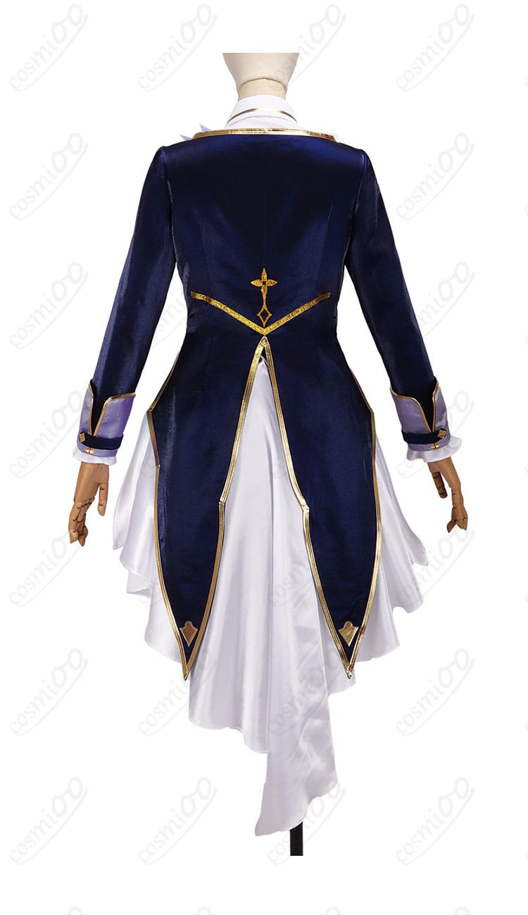 小清水 透 共通衣装の背面。コートのシルエット、背中心のライン、スカートのプリーツの整いを確認できるバックビュー。