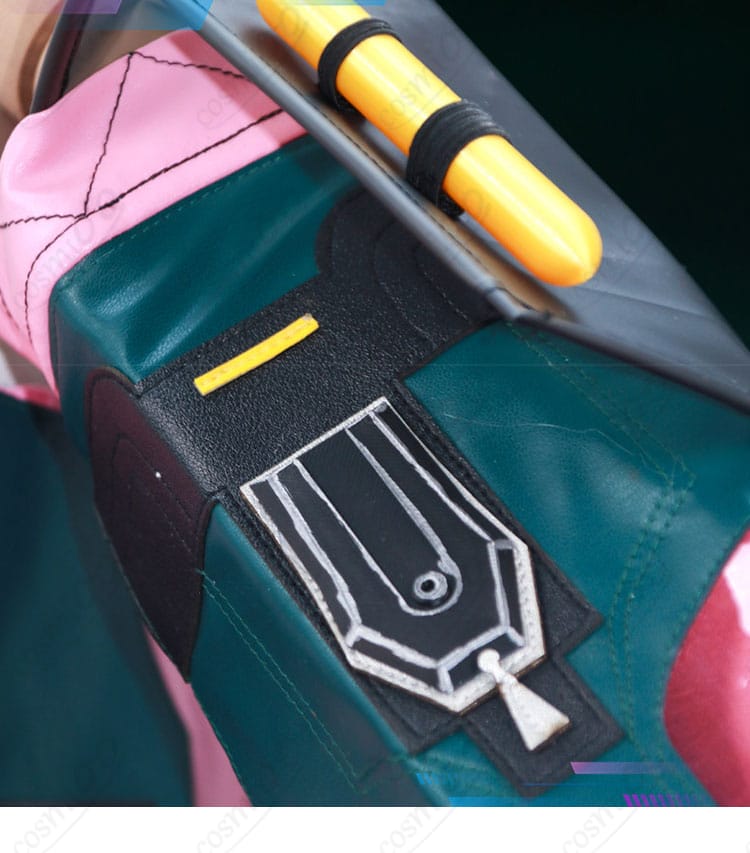 右袖の装飾配置と配色アクセントの詳細