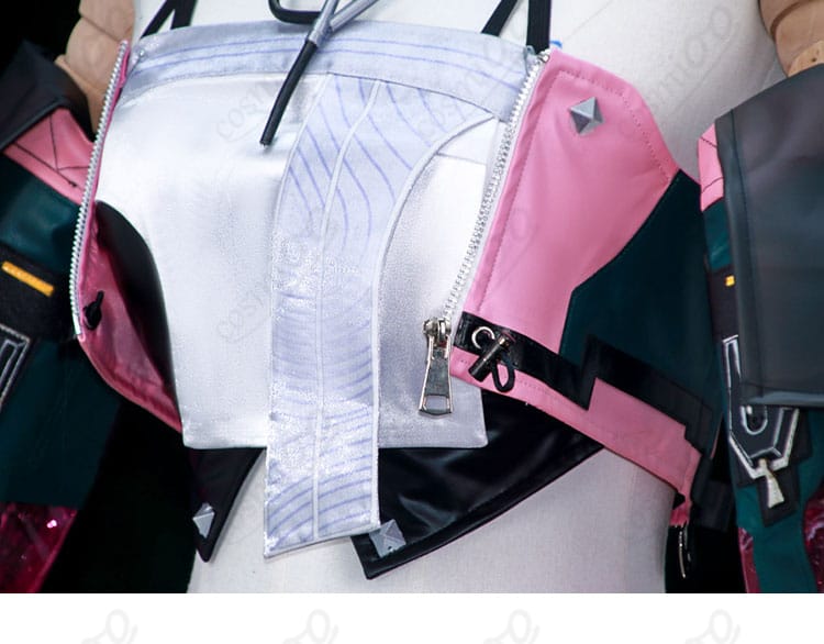 前身頃の衣襟周辺ディテールと縫製ステッチ