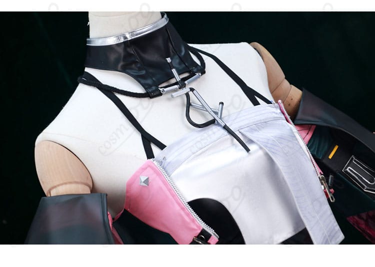 チョーカーと襟元の装飾、配色バランスの詳細