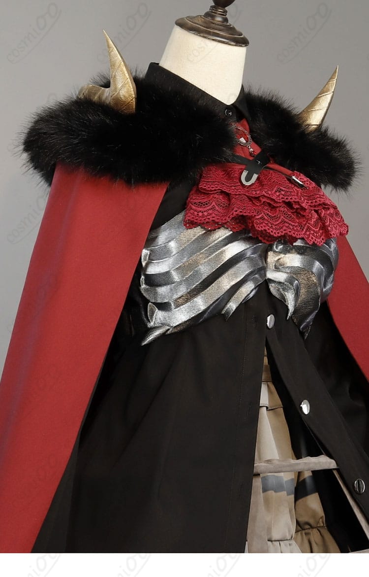 肩周りの装飾ディテール（肩章・ステッチ・ファー）のアップ