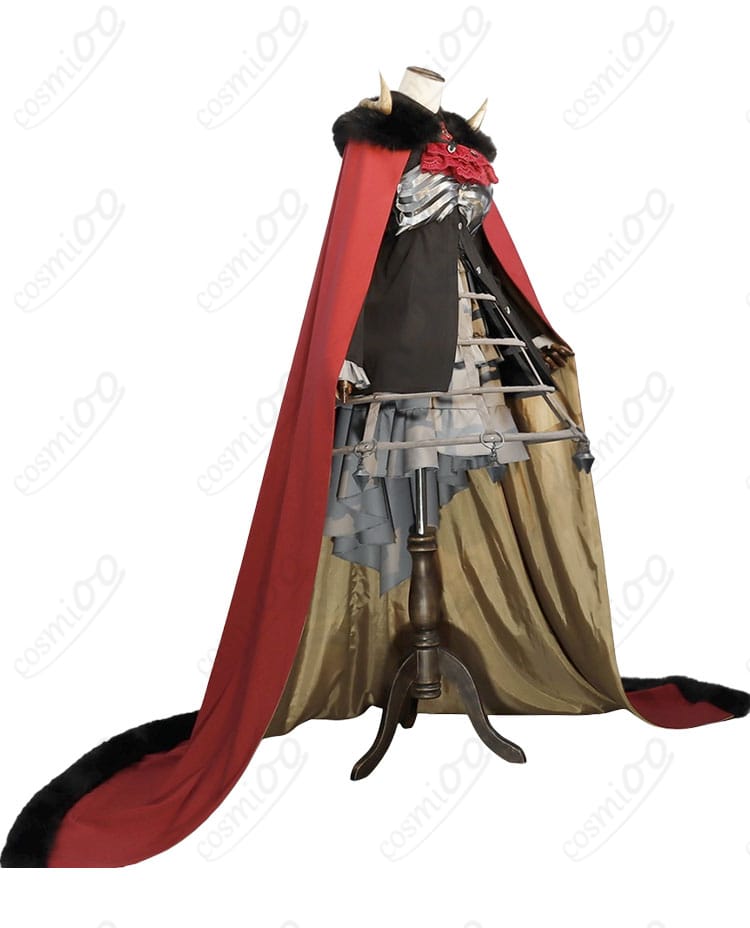 同衣装のサイドシルエットとマントの落ち感がわかる角度