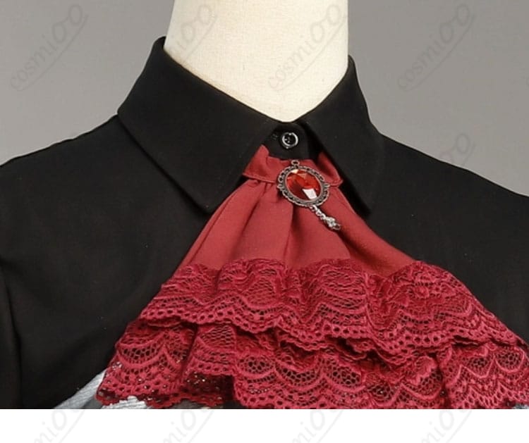 スカーフ結びと装飾パーツの近接ディテール