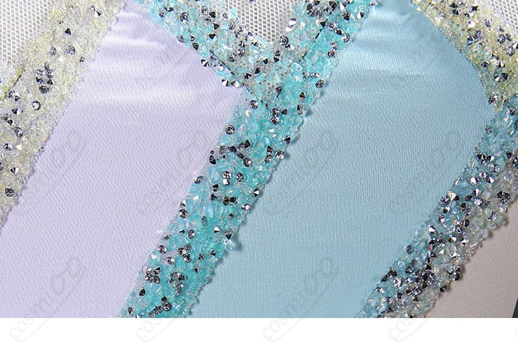 衣襟周辺の装飾ディテール。ストーン配置とステッチラインの精度が見える拡大写真。