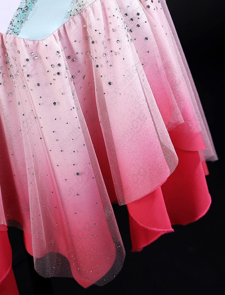 裾（衣摆）の装飾ディテール。チュールの重なりとヘム処理の美しさが分かるアップ。