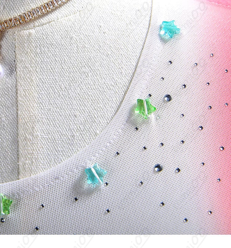 襟元の装飾ディテール。グリッターと生地の切替、縫製のフラットさを示すクローズアップ。