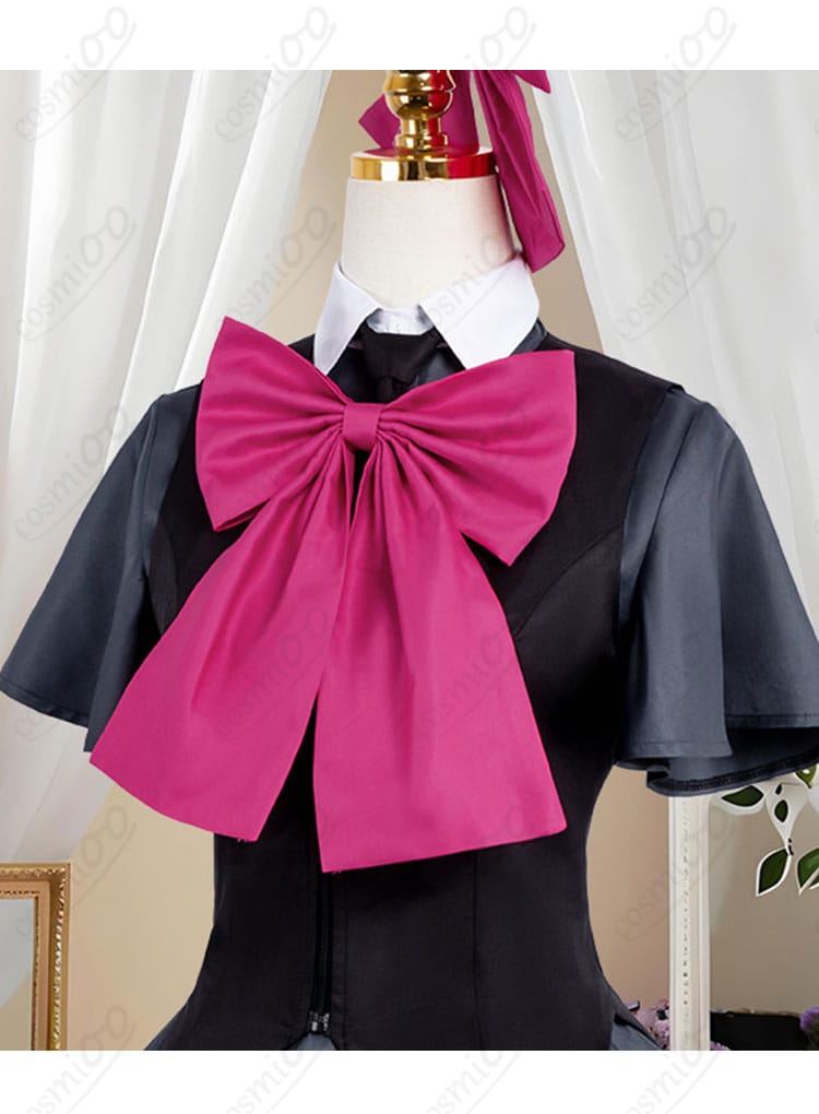 胸元の蝶結びとリボンディテール。質感と結び目の形がはっきり分かるアップ。